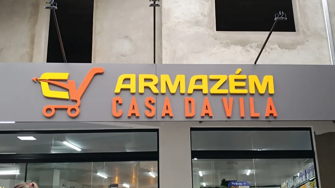 Letreiro em letras caixa do Armazém Casa da Vila, projeto de comunicação visual da CLIM