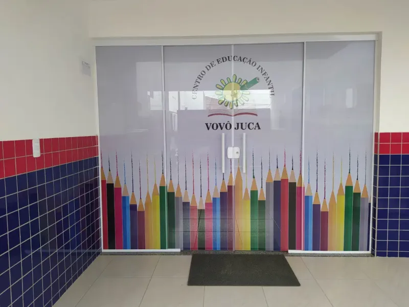 Porta de vidro com adesivo decorativo de lápis coloridos, de escola infantil