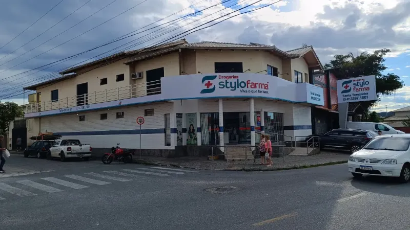 Fachada com testeira iluminada da farmácia Stylofarma