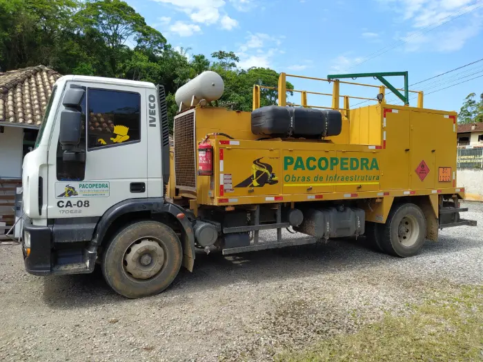 Adesivação lateral de caminhão, com identidade visual de empresa de obras