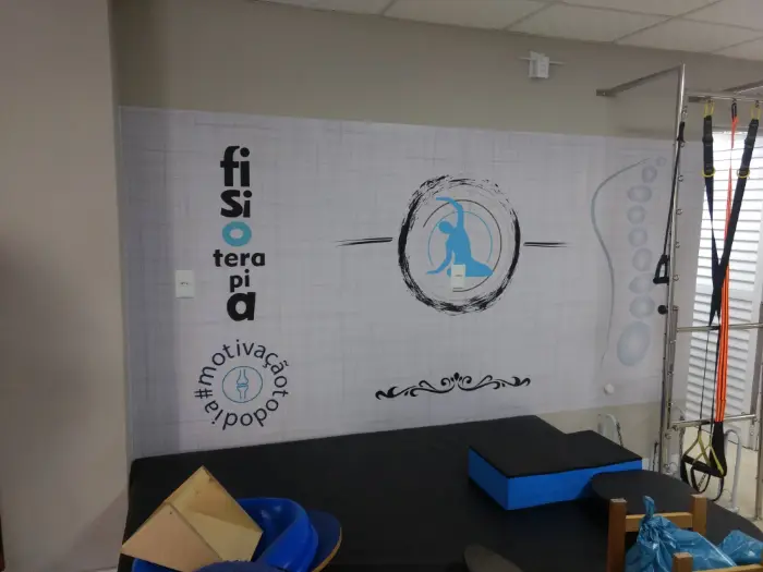 Adesivo de parede com identidade visual de clínica de fisioterapia