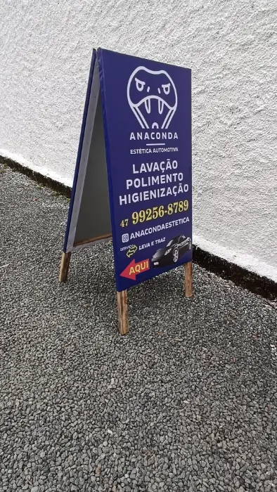 Placa em cavalete com os mesmos serviços de estética automotiva