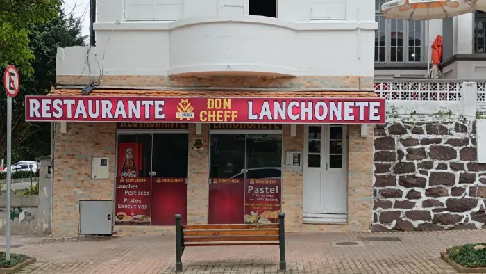 Fachada completa de restaurante e lanchonete, com testeira grande