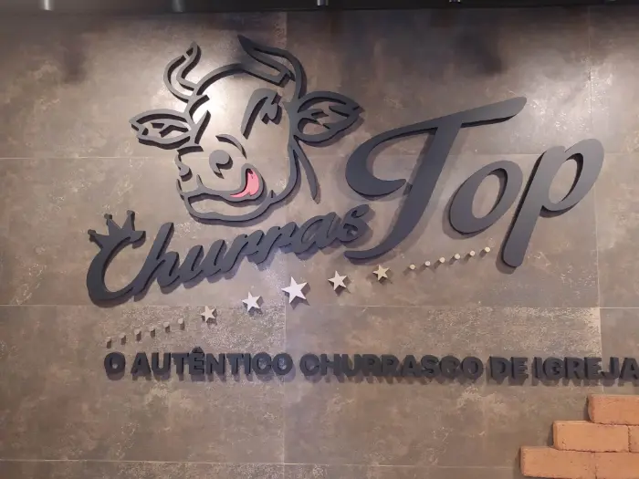 Logotipo em letras e recorte 3D aplicado na parede de restaurante