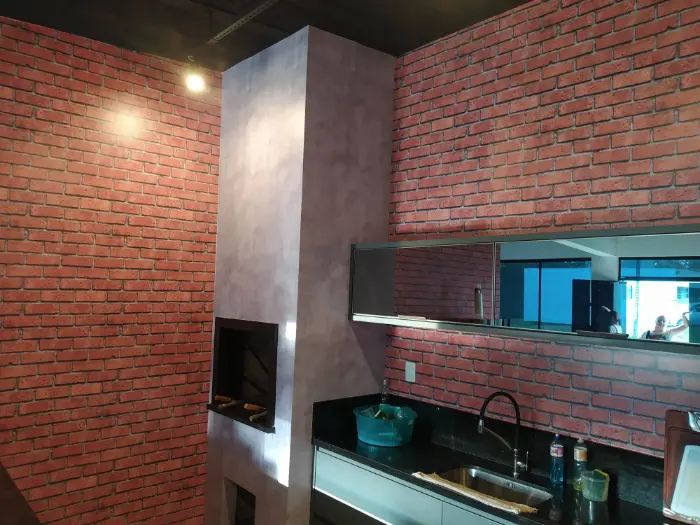 Revestimento decorativo de parede em tijolinho, outro ângulo da mesma área de bar