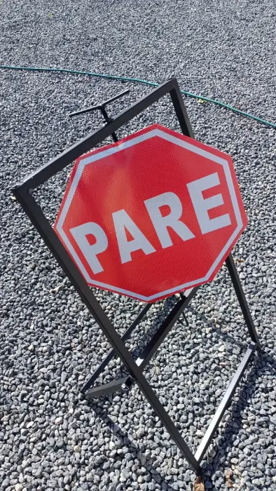 Placa de sinalização viária "Pare" em cavalete metálico
