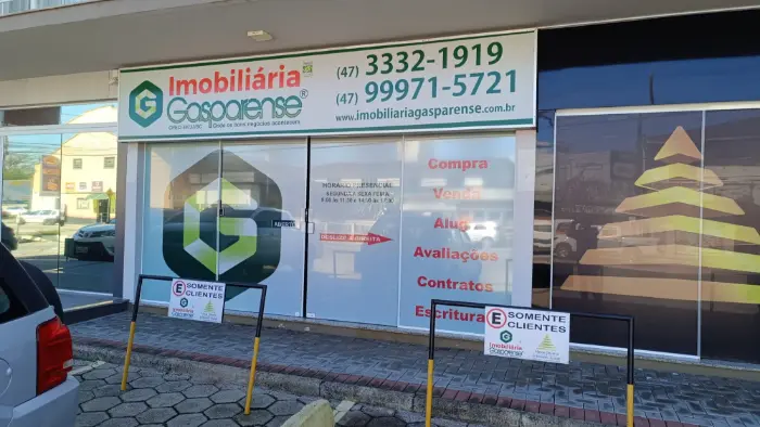 Testeira de fachada para imobiliária, com vitrine adesivada