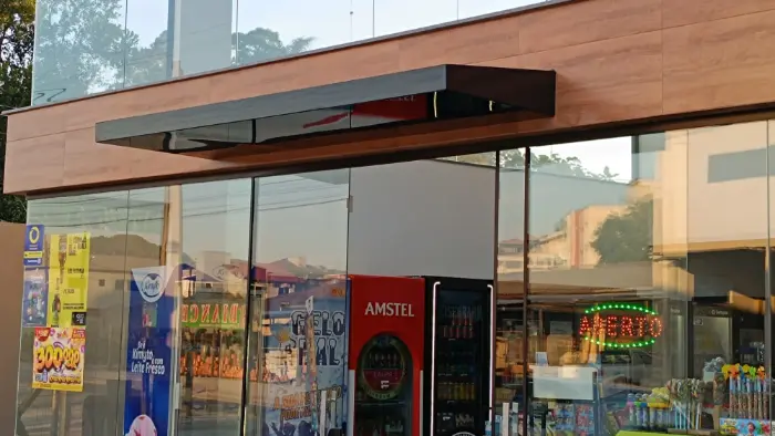 Testeira moderna em madeira e vidro, para loja de conveniência