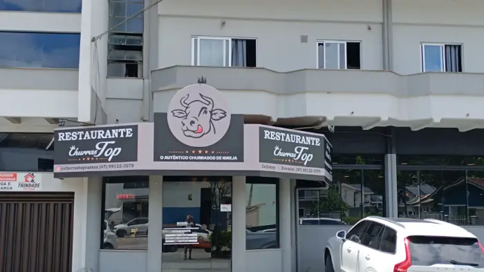 Testeira com logotipo circular, para fachada de restaurante